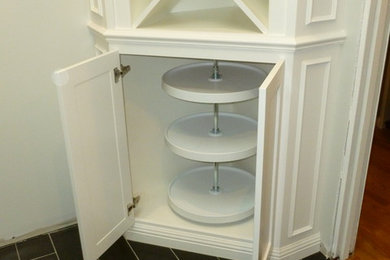 Diseño de cuarto de baño tradicional renovado pequeño con armarios estilo shaker, puertas de armario blancas, paredes blancas, aseo y ducha y suelo negro