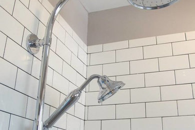 Diseño de cuarto de baño principal de tamaño medio con ducha empotrada, baldosas y/o azulejos blancos, baldosas y/o azulejos de cerámica y paredes beige