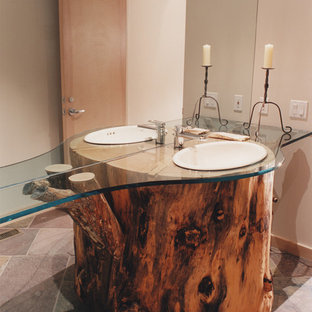 75+ Badezimmer mit Schieferboden und Glaswaschbecken/Glaswaschtisch