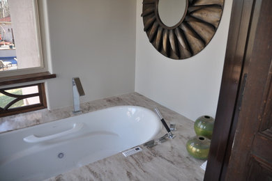 Idées déco pour une petite salle de bain principale rétro avec un bain bouillonnant, des carreaux de céramique et un mur beige.