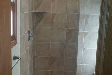Foto de cuarto de baño tradicional con baldosas y/o azulejos beige, baldosas y/o azulejos de porcelana y suelo de baldosas de porcelana