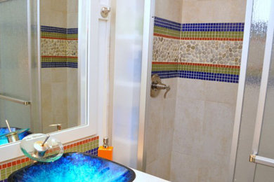 Идея дизайна: ванная комната в современном стиле с настольной раковиной, душем в нише, разноцветной плиткой и плиткой мозаикой
