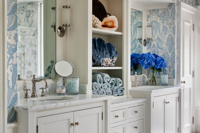 ボストンにあるトラディショナルスタイルのおしゃれなマスターバスルーム (アンダーカウンター洗面器、白いキャビネット、大理石の洗面台、青い壁、モザイクタイル、落し込みパネル扉のキャビネット) の写真