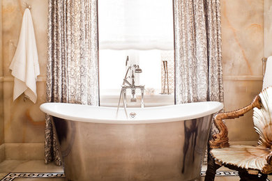 トロントにあるラグジュアリーなトラディショナルスタイルのおしゃれな浴室 (置き型浴槽、ベージュのタイル) の写真