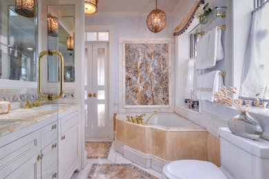На фото: главная ванная комната в классическом стиле с фасадами с утопленной филенкой, бежевыми фасадами, угловой ванной, двойным душем, унитазом-моноблоком, разноцветной плиткой, мраморной плиткой, синими стенами, мраморным полом, врезной раковиной, столешницей из оникса, разноцветным полом и душем с распашными дверями