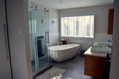 Foto de cuarto de baño principal minimalista grande