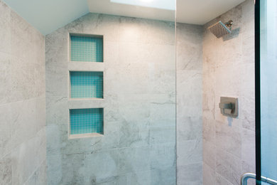 Foto de cuarto de baño contemporáneo con ducha empotrada, baldosas y/o azulejos beige, baldosas y/o azulejos azules, baldosas y/o azulejos de porcelana y ducha con puerta con bisagras