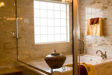 Foto de cuarto de baño principal con encimera de granito, bañera encastrada y ducha abierta