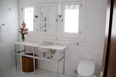 オレンジカウンティにあるコンテンポラリースタイルのおしゃれな浴室 (大理石の洗面台、オープン型シャワー、白いタイル、石タイル) の写真