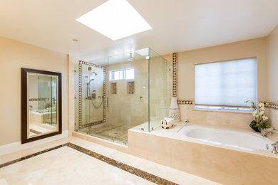 ロサンゼルスにある広いコンテンポラリースタイルのおしゃれなマスターバスルーム (アンダーマウント型浴槽、コーナー設置型シャワー、ベージュのタイル、磁器タイル、ベージュの壁、トラバーチンの床) の写真