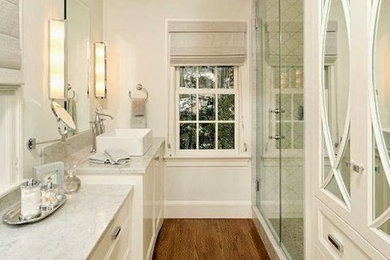 На фото: главная ванная комната среднего размера в стиле неоклассика (современная классика) с фасадами с утопленной филенкой, белыми фасадами, душем в нише, белой плиткой, керамической плиткой, белыми стенами, паркетным полом среднего тона, настольной раковиной, столешницей из кварцита, коричневым полом и душем с распашными дверями с