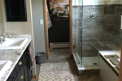 Aménagement d'une salle de bain classique de taille moyenne avec un placard en trompe-l'oeil, des portes de placard noires, une douche d'angle, mosaïque, un sol en carrelage de porcelaine, une vasque, un plan de toilette en granite et une cabine de douche à porte battante.