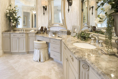 Imagen de cuarto de baño clásico con puertas de armario beige, baldosas y/o azulejos beige y paredes beige