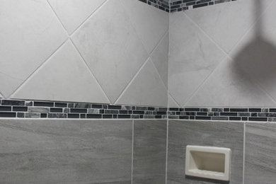 Imagen de cuarto de baño principal contemporáneo con lavabo integrado, encimera de ónix, ducha abierta, sanitario de una pieza, baldosas y/o azulejos azules, baldosas y/o azulejos de vidrio, paredes grises y suelo de baldosas de cerámica