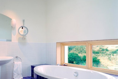 ダブリンにあるトラディショナルスタイルのおしゃれな浴室の写真