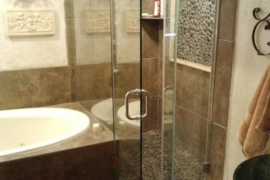 Imagen de cuarto de baño principal con bañera encastrada, ducha esquinera y baldosas y/o azulejos beige