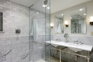 シカゴにあるお手頃価格の中くらいなトランジショナルスタイルのおしゃれな浴室 (コーナー設置型シャワー、グレーのタイル、セラミックタイル、ベージュの壁、アンダーカウンター洗面器、珪岩の洗面台) の写真