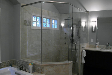 Imagen de cuarto de baño principal grande con puertas de armario de madera en tonos medios, baldosas y/o azulejos beige y baldosas y/o azulejos de cerámica