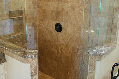 Imagen de cuarto de baño tradicional renovado con ducha esquinera