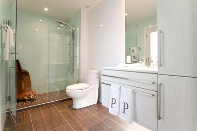 Diseño de cuarto de baño clásico renovado de tamaño medio con armarios con paneles lisos, puertas de armario de madera oscura, ducha esquinera, sanitario de una pieza, paredes azules y suelo de madera en tonos medios
