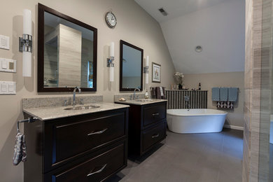 Свежая идея для дизайна: большая главная ванная комната в современном стиле с плоскими фасадами, темными деревянными фасадами, отдельно стоящей ванной, душем в нише, раздельным унитазом, серой плиткой, бежевыми стенами, полом из керамической плитки, врезной раковиной, столешницей из гранита и керамогранитной плиткой - отличное фото интерьера