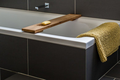 Foto di una stanza da bagno con doccia contemporanea con piastrelle grigie, piastrelle in gres porcellanato e pavimento in gres porcellanato