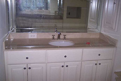 Foto de cuarto de baño tradicional con lavabo encastrado, armarios con paneles empotrados y puertas de armario blancas