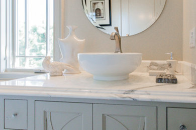 Foto de cuarto de baño contemporáneo con armarios con paneles lisos, puertas de armario grises, encimera de mármol y aseo y ducha