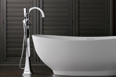 ダラスにある高級な広いコンテンポラリースタイルのおしゃれなマスターバスルーム (置き型浴槽、茶色い壁、濃色無垢フローリング、茶色い床) の写真