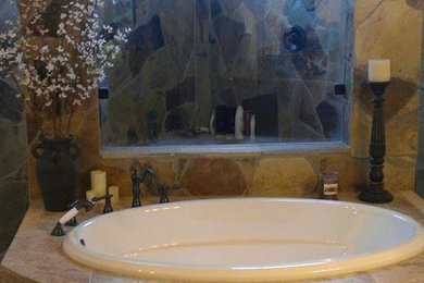 Ejemplo de cuarto de baño principal de tamaño medio con bañera encastrada sin remate, ducha esquinera, baldosas y/o azulejos beige, baldosas y/o azulejos de piedra, paredes beige y suelo de baldosas de terracota
