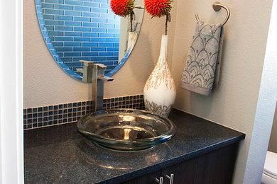 Ejemplo de cuarto de baño contemporáneo con baldosas y/o azulejos de vidrio laminado