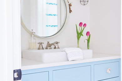 Стильный дизайн: ванная комната в морском стиле с белыми стенами, полом из мозаичной плитки, настольной раковиной и белым полом - последний тренд