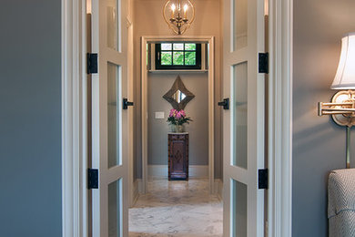 На фото: большая главная ванная комната в современном стиле с фасадами с утопленной филенкой и серыми стенами