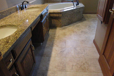 Modelo de cuarto de baño moderno con lavabo bajoencimera, encimera de granito y jacuzzi