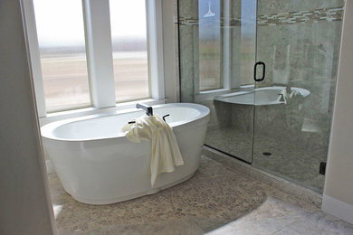 Стильный дизайн: большая главная ванная комната в современном стиле с отдельно стоящей ванной, душем в нише, бежевой плиткой, белой плиткой, плиткой мозаикой, бежевыми стенами и полом из галечной плитки - последний тренд