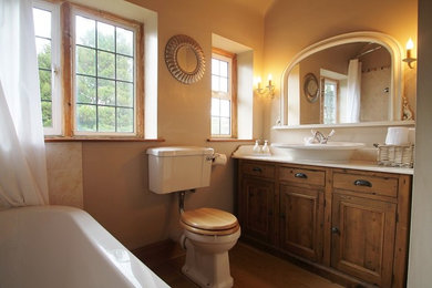 チェシャーにあるトラディショナルスタイルのおしゃれな浴室の写真