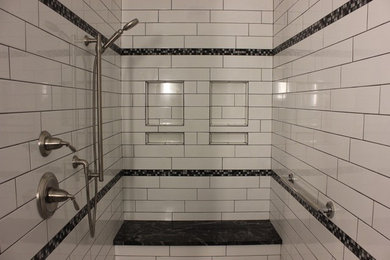 Inspiration pour une douche en alcôve design de taille moyenne avec un carrelage métro.