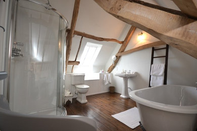 デヴォンにある中くらいなトラディショナルスタイルのおしゃれな浴室の写真