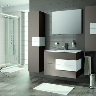 75+ Badezimmer mit braunem Holzboden und integriertem Waschbecken Ideen