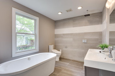 ワシントンD.C.にあるトランジショナルスタイルのおしゃれなマスターバスルーム (茶色いキャビネット、置き型浴槽、オープン型シャワー、セラミックタイル、茶色い壁、セラミックタイルの床、一体型シンク、人工大理石カウンター) の写真