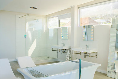 バンクーバーにある高級な広いコンテンポラリースタイルのおしゃれなマスターバスルーム (置き型浴槽、コーナー設置型シャワー、一体型トイレ	、白いタイル、サブウェイタイル、白い壁、淡色無垢フローリング、壁付け型シンク、人工大理石カウンター) の写真