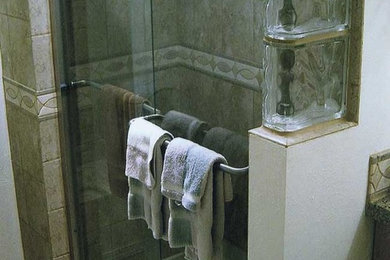 Imagen de cuarto de baño contemporáneo con baldosas y/o azulejos beige y paredes blancas