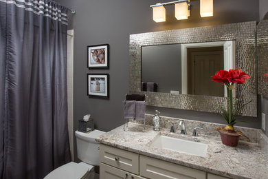Idéer för att renovera ett mellanstort funkis badrum med dusch, med skåp i shakerstil, vita skåp, ett badkar i en alkov, en dusch/badkar-kombination, en toalettstol med separat cisternkåpa, vit kakel, keramikplattor, grå väggar, ett undermonterad handfat och granitbänkskiva