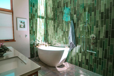 На фото: главная ванная комната среднего размера в стиле фьюжн с отдельно стоящей ванной, душем без бортиков, зеленой плиткой, керамической плиткой, белыми стенами, полом из керамической плитки, врезной раковиной, столешницей из кварцита, разноцветным полом, душем с распашными дверями и серой столешницей