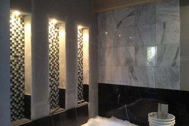 Ejemplo de cuarto de baño tradicional renovado de tamaño medio con baldosas y/o azulejos grises, baldosas y/o azulejos de cemento y paredes grises