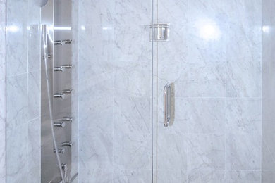 マイアミにある高級なコンテンポラリースタイルのおしゃれな浴室の写真