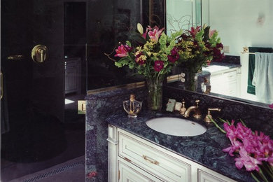 Imagen de cuarto de baño clásico de tamaño medio con armarios tipo mueble, puertas de armario con efecto envejecido, encimera de mármol, baldosas y/o azulejos multicolor, baldosas y/o azulejos en mosaico y aseo y ducha
