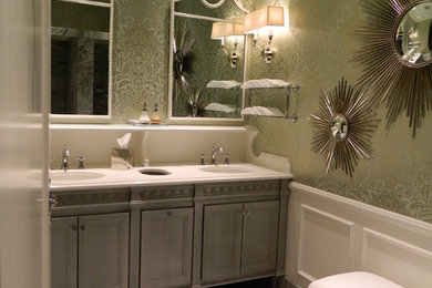 他の地域にある高級な中くらいなトランジショナルスタイルのおしゃれな浴室 (家具調キャビネット、グレーのキャビネット、御影石の洗面台、グレーのタイル、大理石の床) の写真