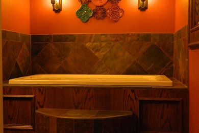 Exempel på ett mellanstort amerikanskt en-suite badrum, med luckor med upphöjd panel, skåp i mellenmörkt trä, ett platsbyggt badkar, en toalettstol med hel cisternkåpa, brun kakel, keramikplattor, orange väggar, ett undermonterad handfat, brunt golv, med dusch som är öppen och travertin golv