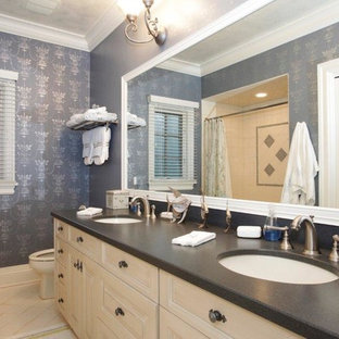 75+ Badezimmer mit Fliesen aus Glasscheiben und Marmor-Waschbecken